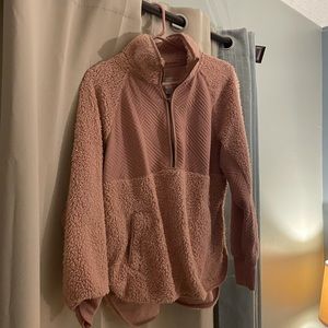 Size L fuzzy pullover